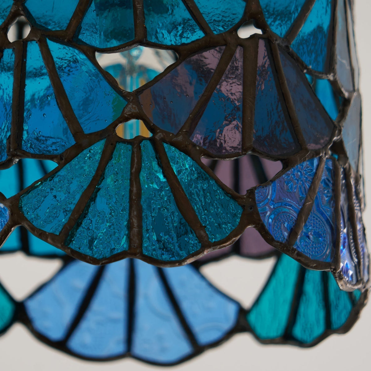 Rosavine plafonieră semi-aplicată cu abajur din sticlă colorată în stil Tiffany