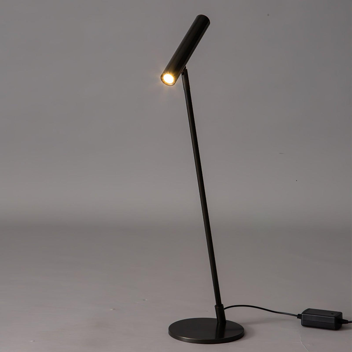 Anor lampă de masă minimalistă