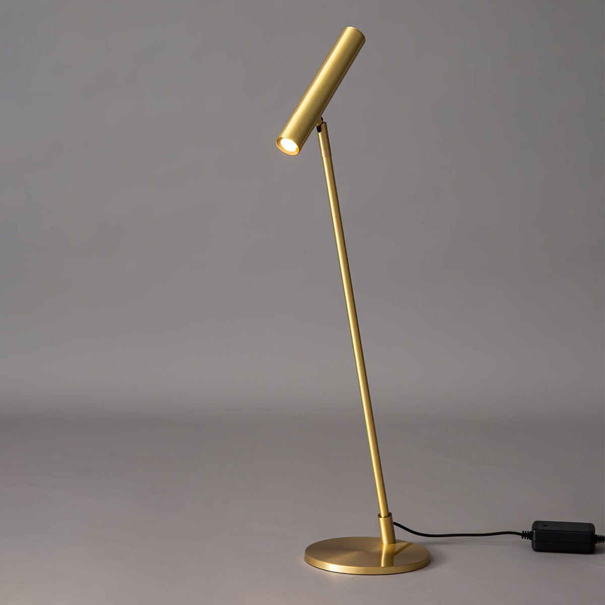 Anor lampă de masă minimalistă