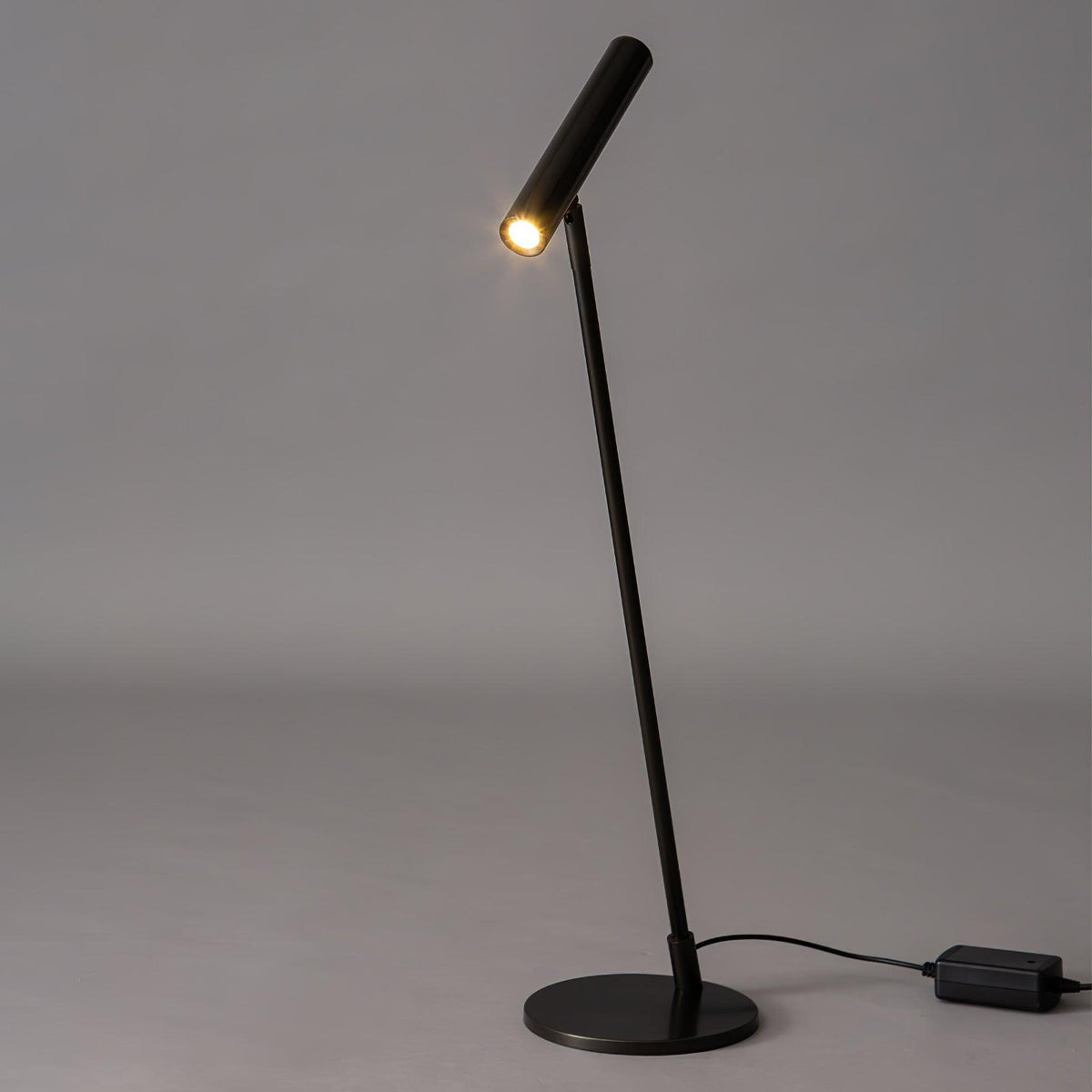 Anor lampă de masă minimalistă