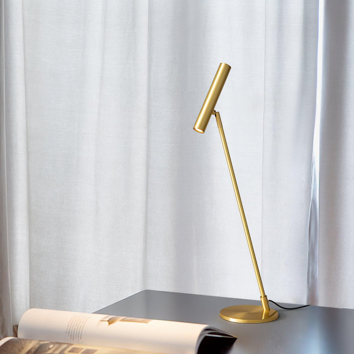 Anor lampă de masă minimalistă