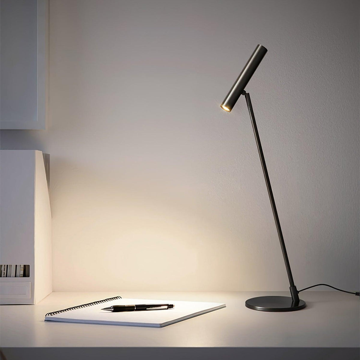 Anor lampă de masă minimalistă