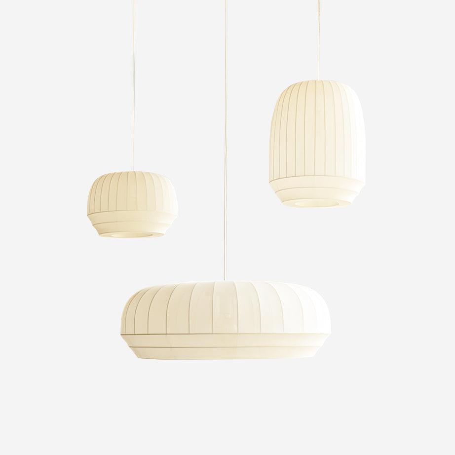 Taro lampă suspendată cu abajur din mătase alb cu linii verticale moi, modern și minimalist, din material textil