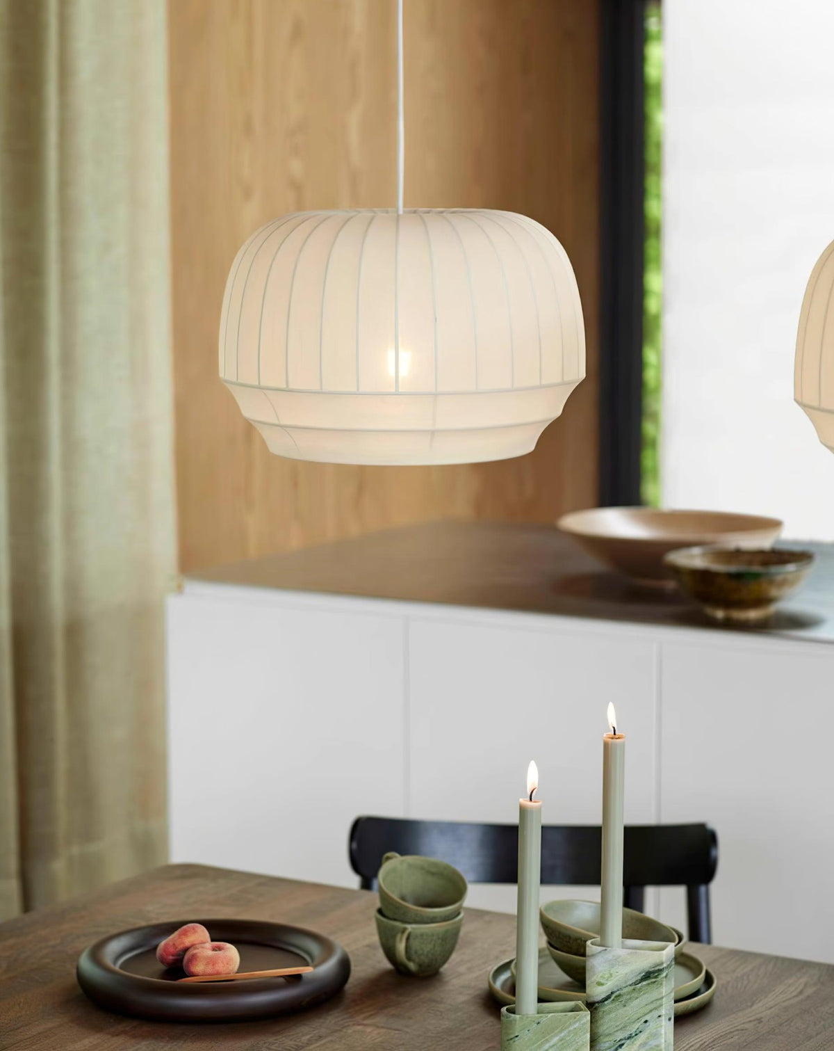 Taro lampă suspendată cu abajur din mătase alb cu linii verticale moi, modern și minimalist, din material textil