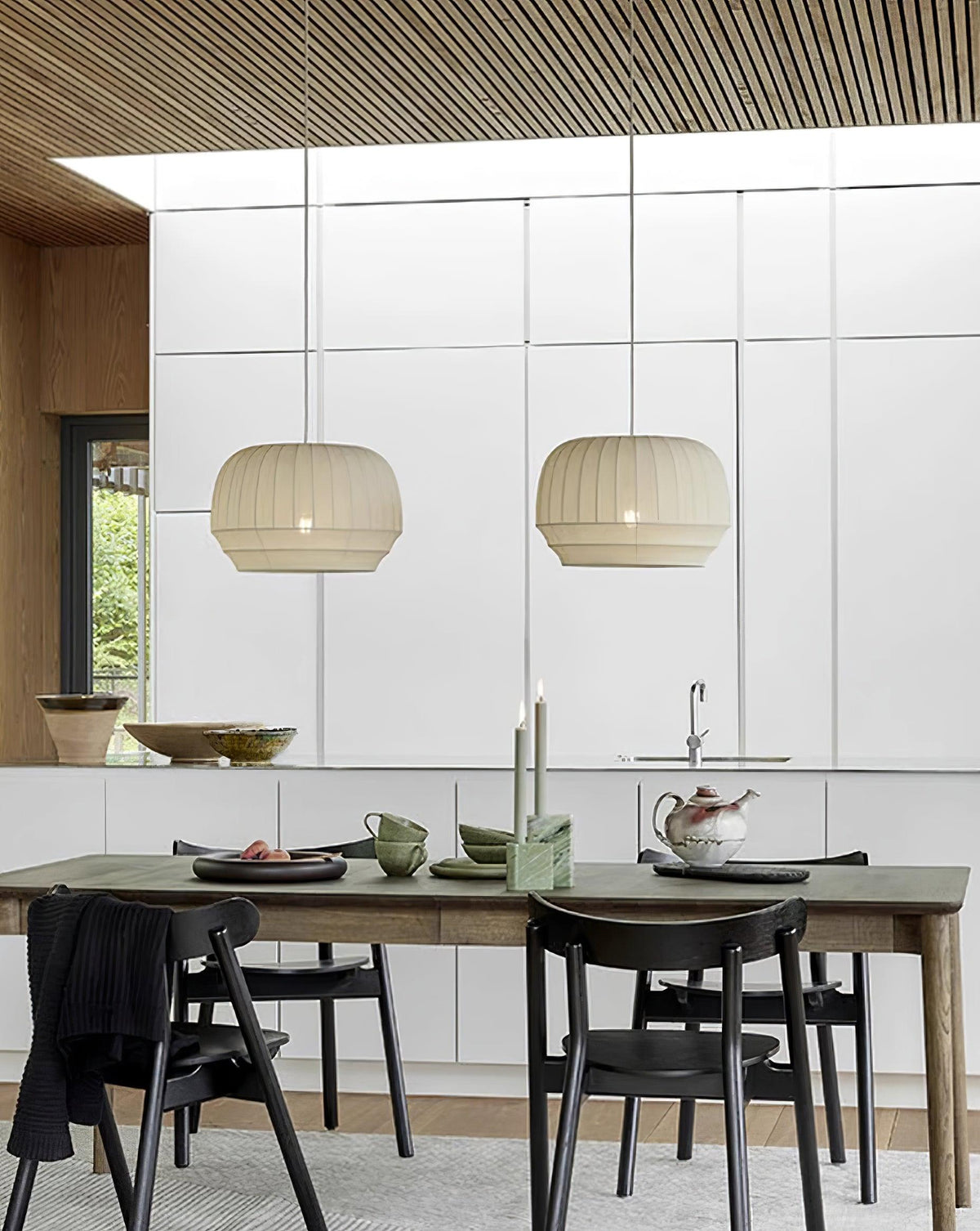 Taro lampă suspendată cu abajur din mătase alb cu linii verticale moi, modern și minimalist, din material textil