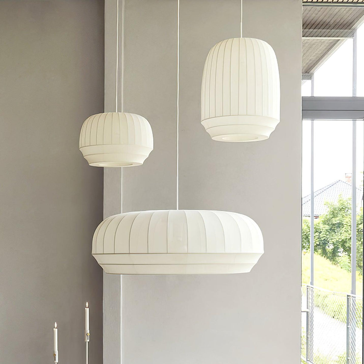 Taro lampă suspendată cu abajur din mătase alb cu linii verticale moi, modern și minimalist, din material textil