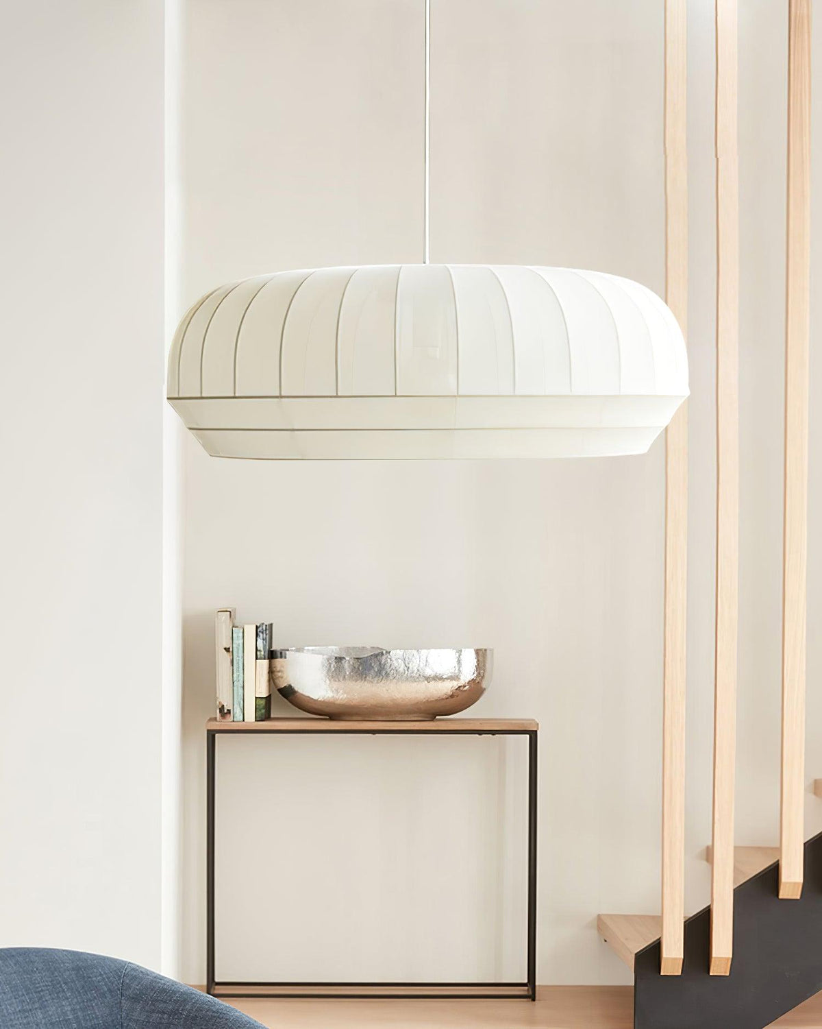 Taro lampă suspendată cu abajur din mătase alb cu linii verticale moi, modern și minimalist, din material textil