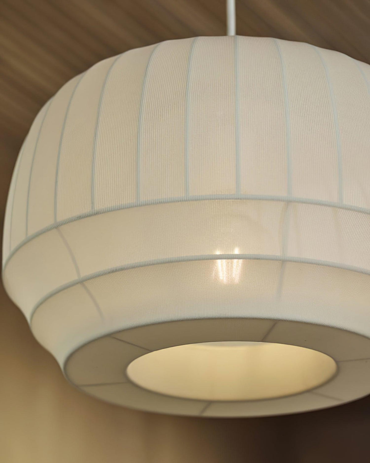 Taro lampă suspendată cu abajur din mătase alb cu linii verticale moi, modern și minimalist, din material textil