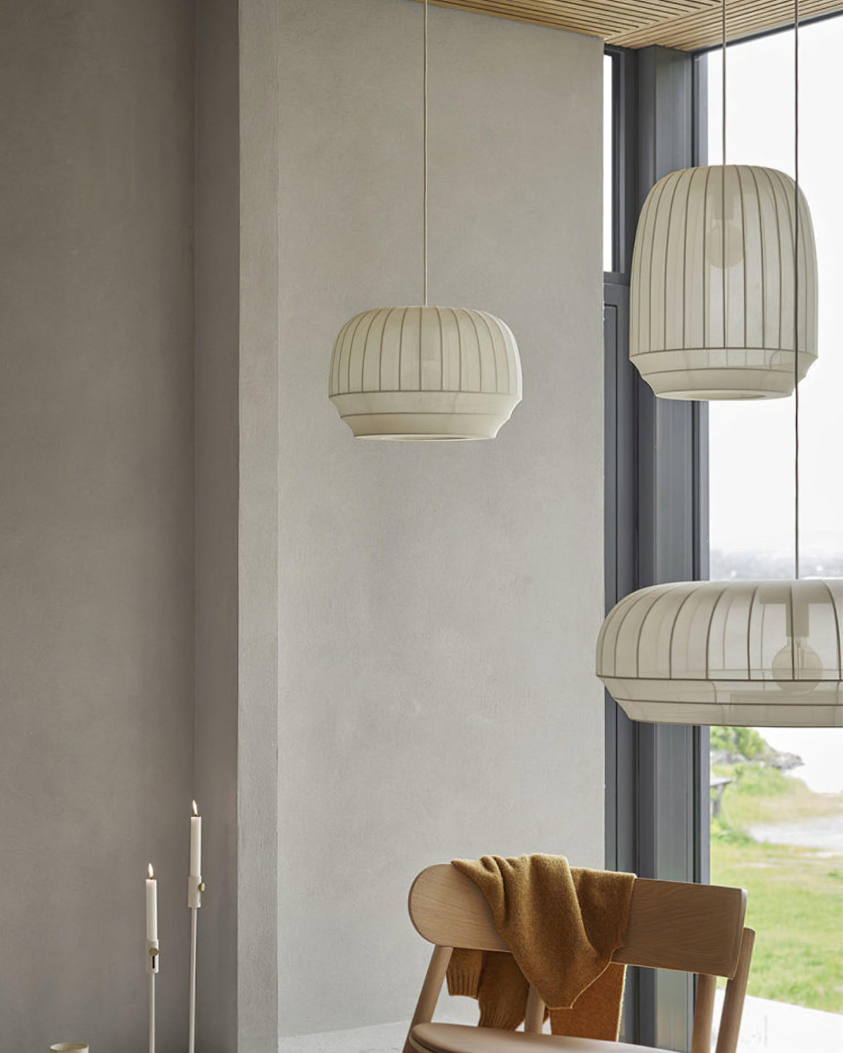 Taro lampă suspendată cu abajur din mătase alb cu linii verticale moi, modern și minimalist, din material textil