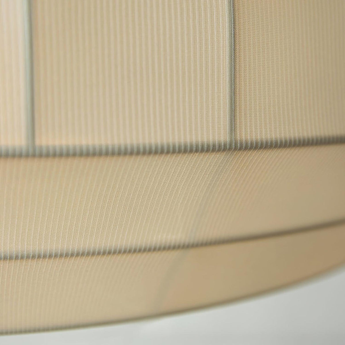 Taro lampă suspendată cu abajur din mătase alb cu linii verticale moi, modern și minimalist, din material textil