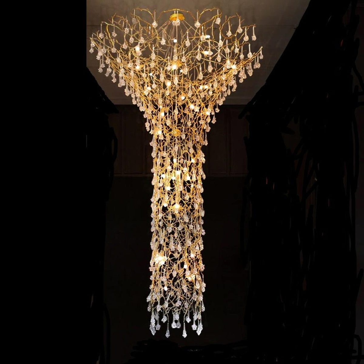 Abeleisa candelabru  din ramuri de copac, alamă și cristal
