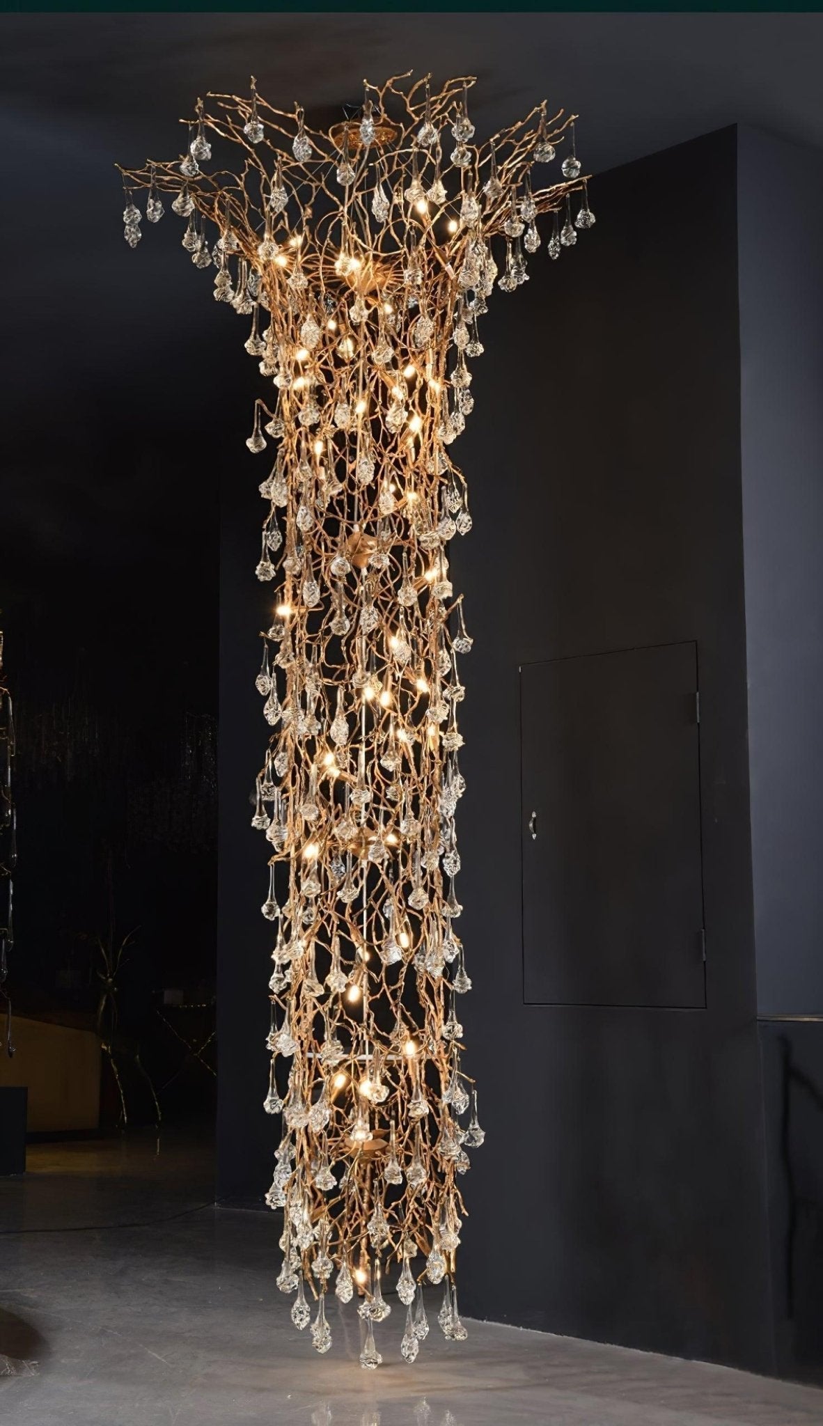 Abeleisa candelabru  din ramuri de copac, alamă și cristal