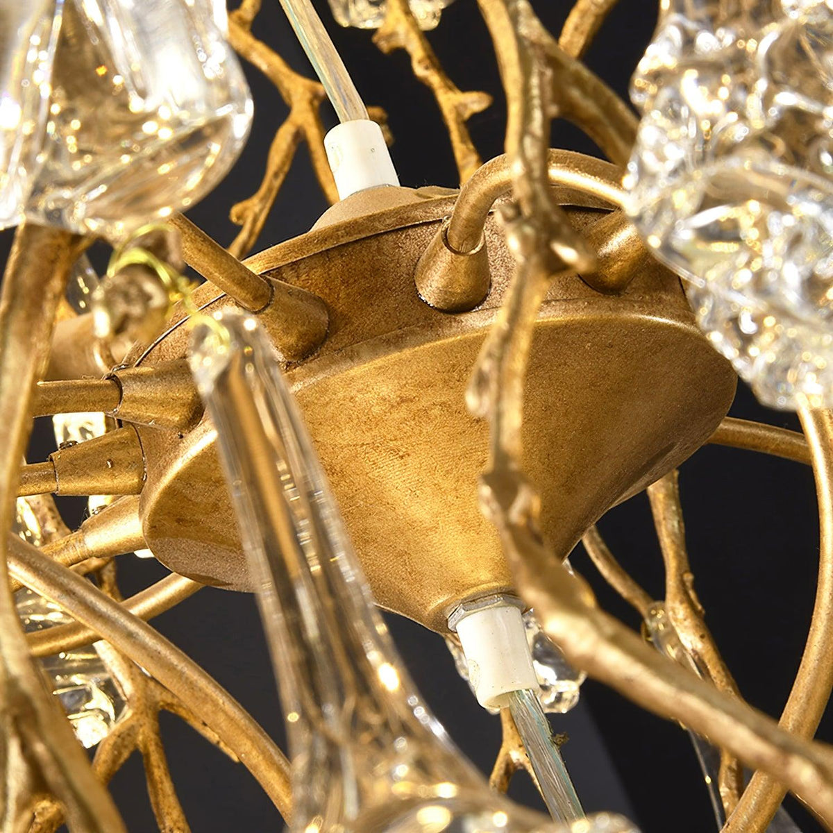 Abeleisa candelabru  din ramuri de copac, alamă și cristal
