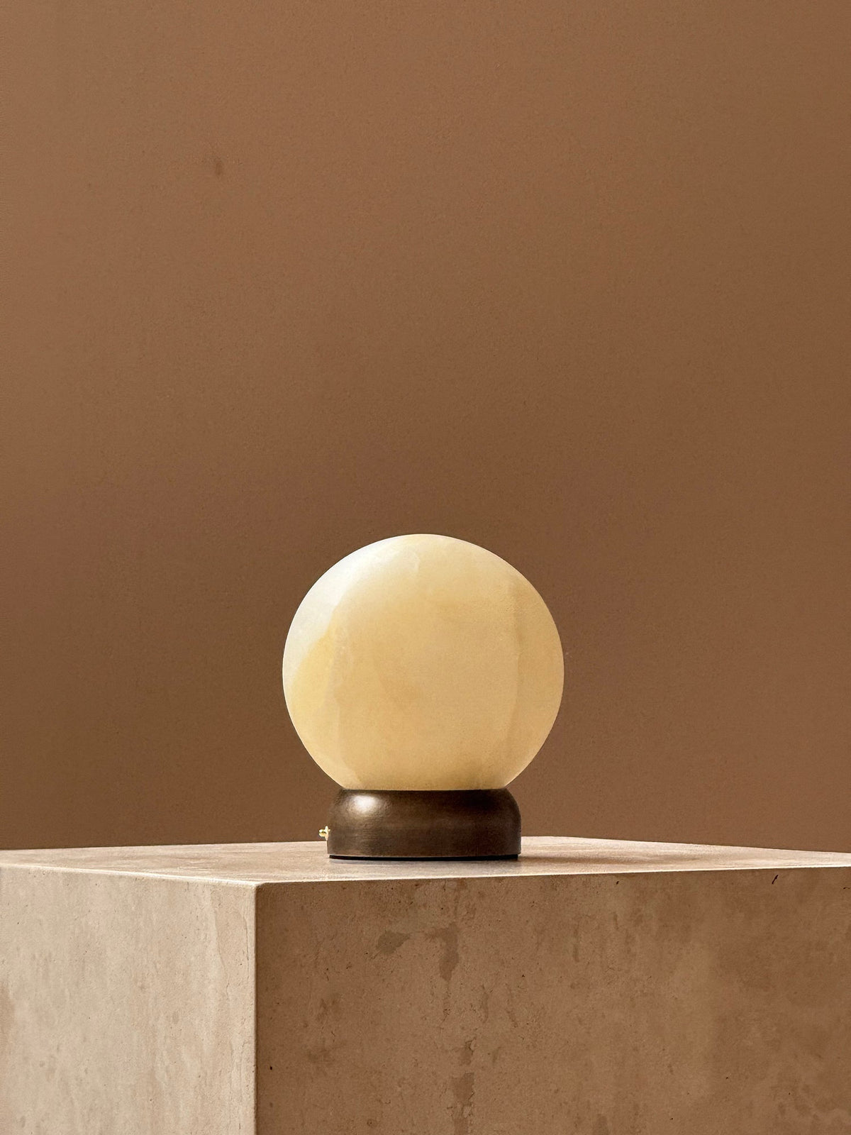 Trevi Orb lampă de masă portabilă (reîncărcabilă)
