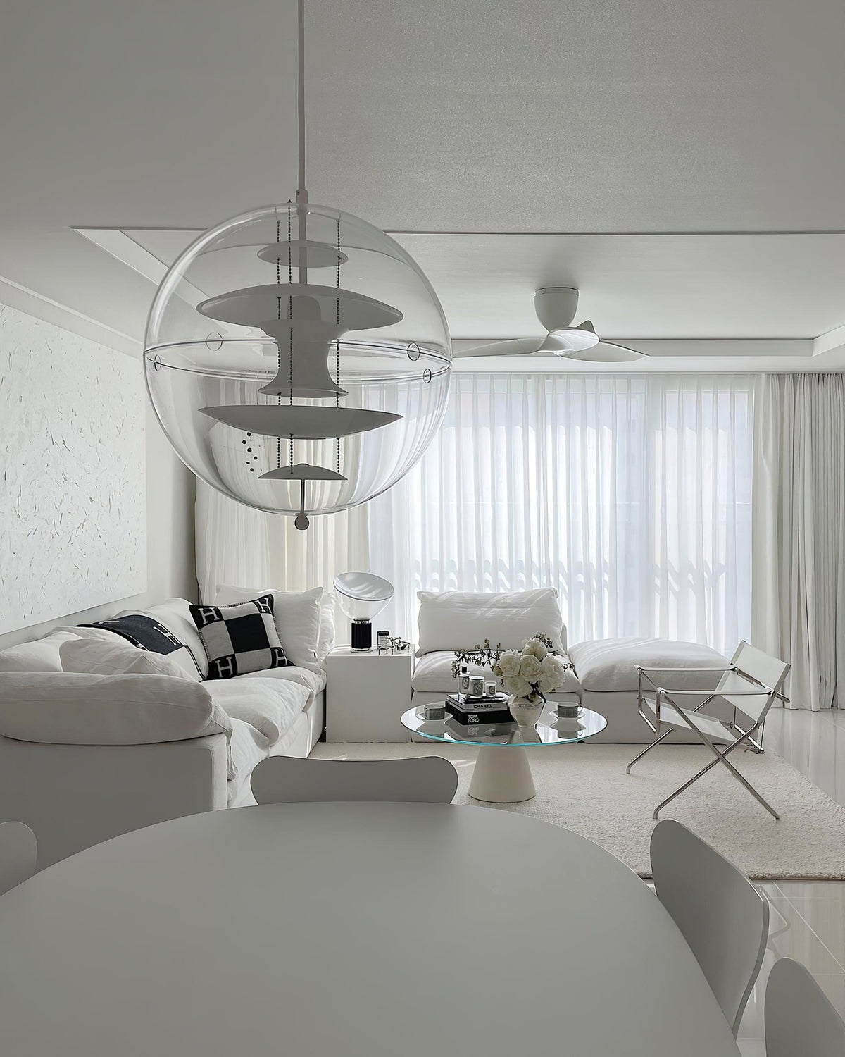 Lampă suspendată geometrică modernă futuristă cu straturi flotante, abajur sferic transparent