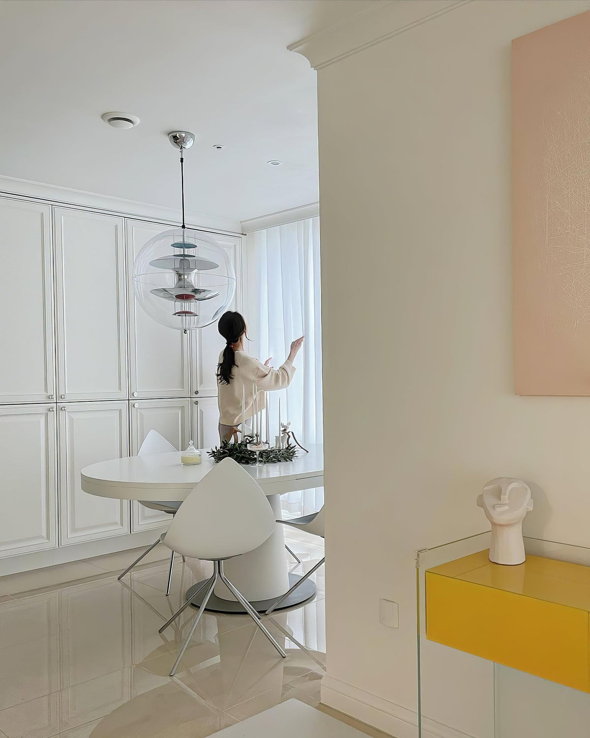 Lampă suspendată geometrică modernă futuristă cu straturi flotante, abajur sferic transparent