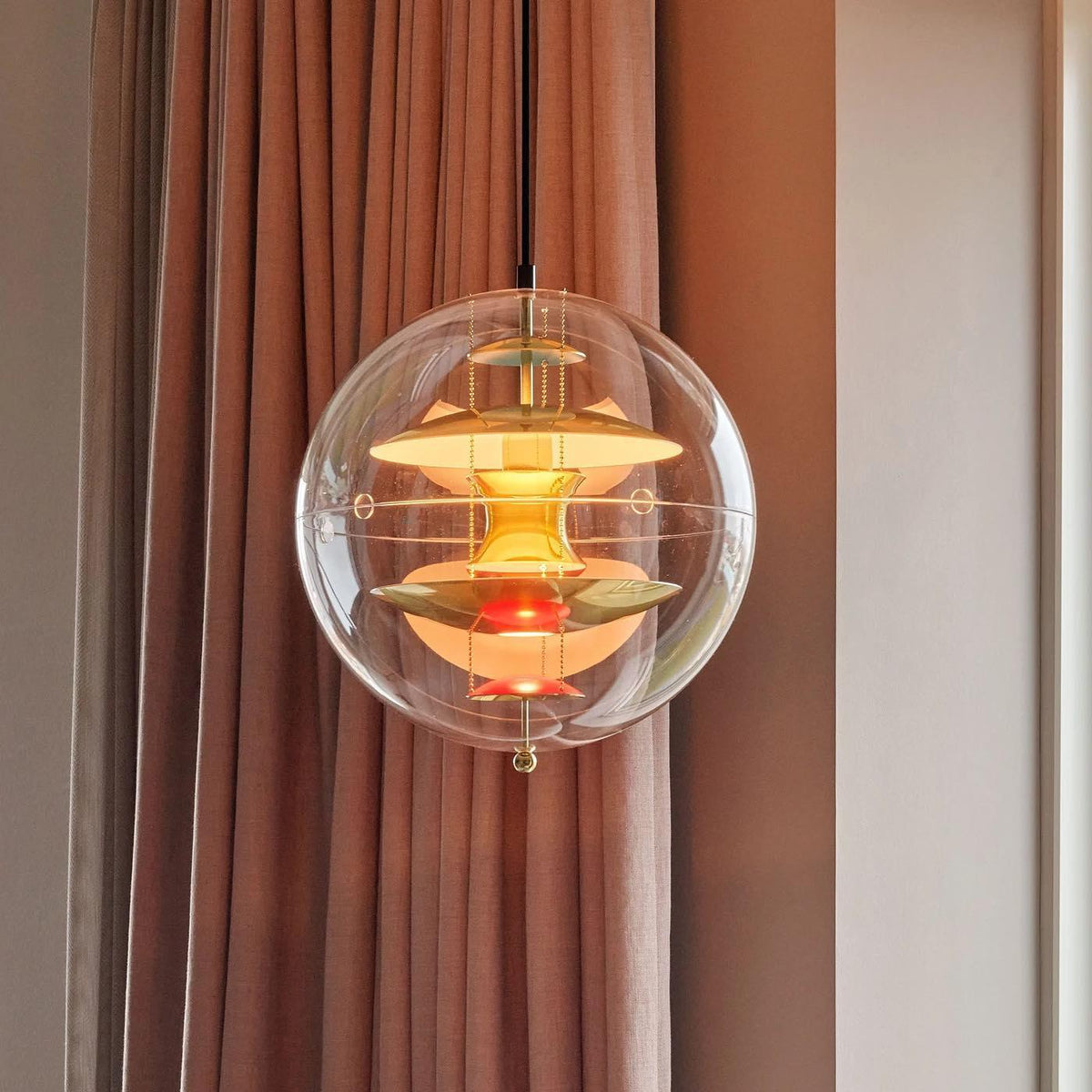Lampă suspendată geometrică modernă futuristă cu straturi flotante, abajur sferic transparent