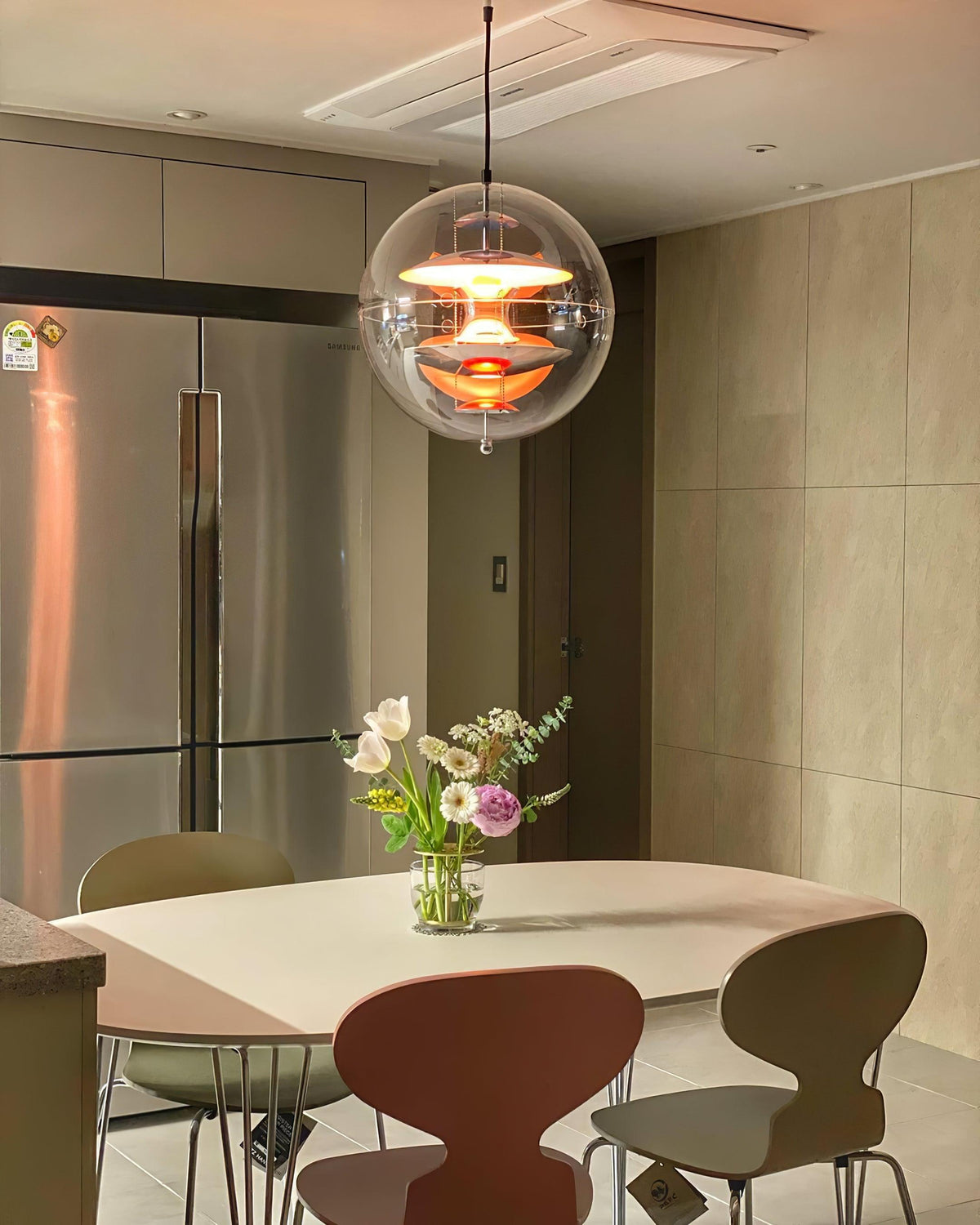 Lampă suspendată geometrică modernă futuristă cu straturi flotante, abajur sferic transparent