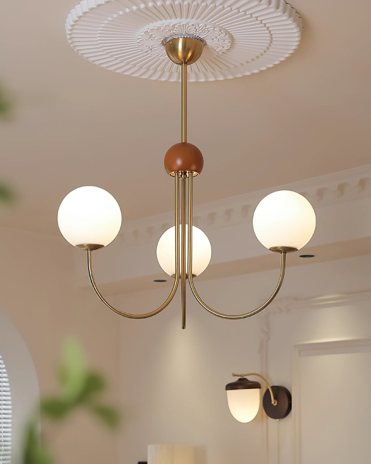 Sola candelabru din alamă și sticlă, modern, cu glob