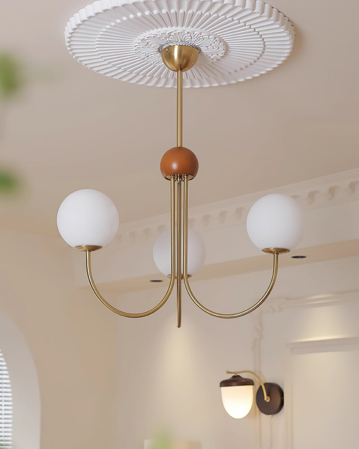 Sola candelabru din alamă și sticlă, modern, cu glob