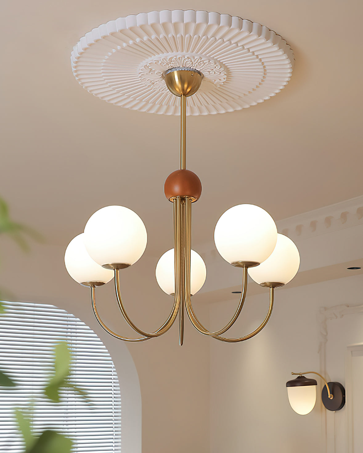 Sola candelabru din alamă și sticlă, modern, cu glob