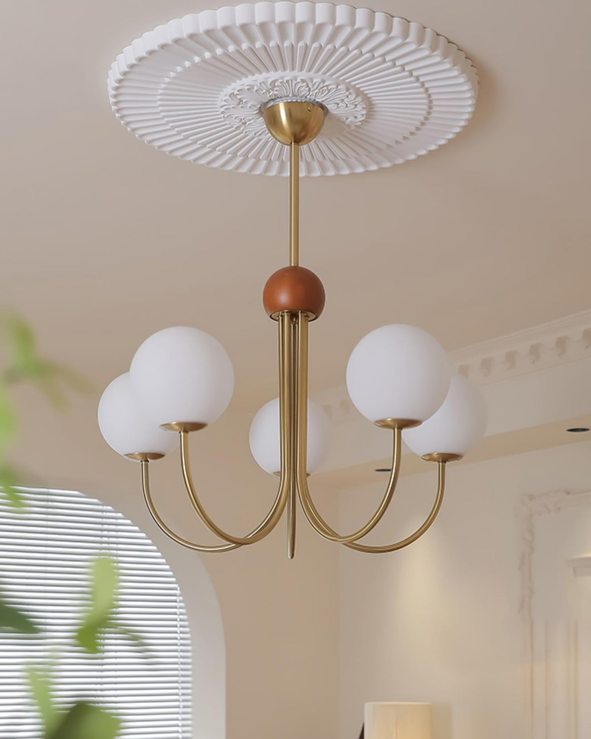 Sola candelabru din alamă și sticlă, modern, cu glob