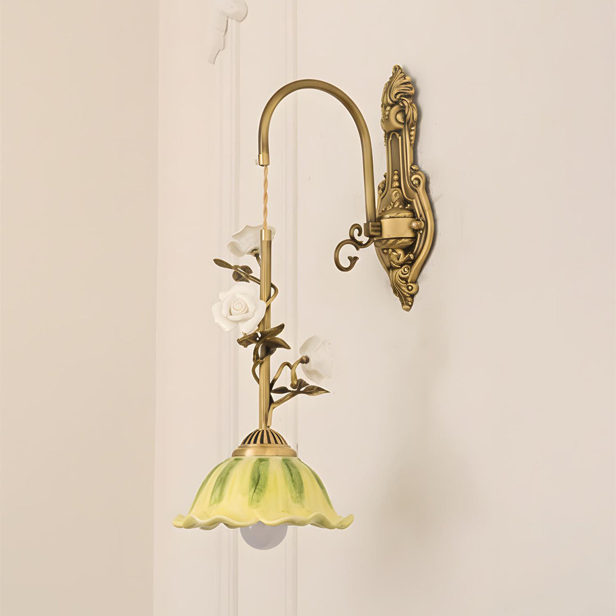 Gisella aplică de perete