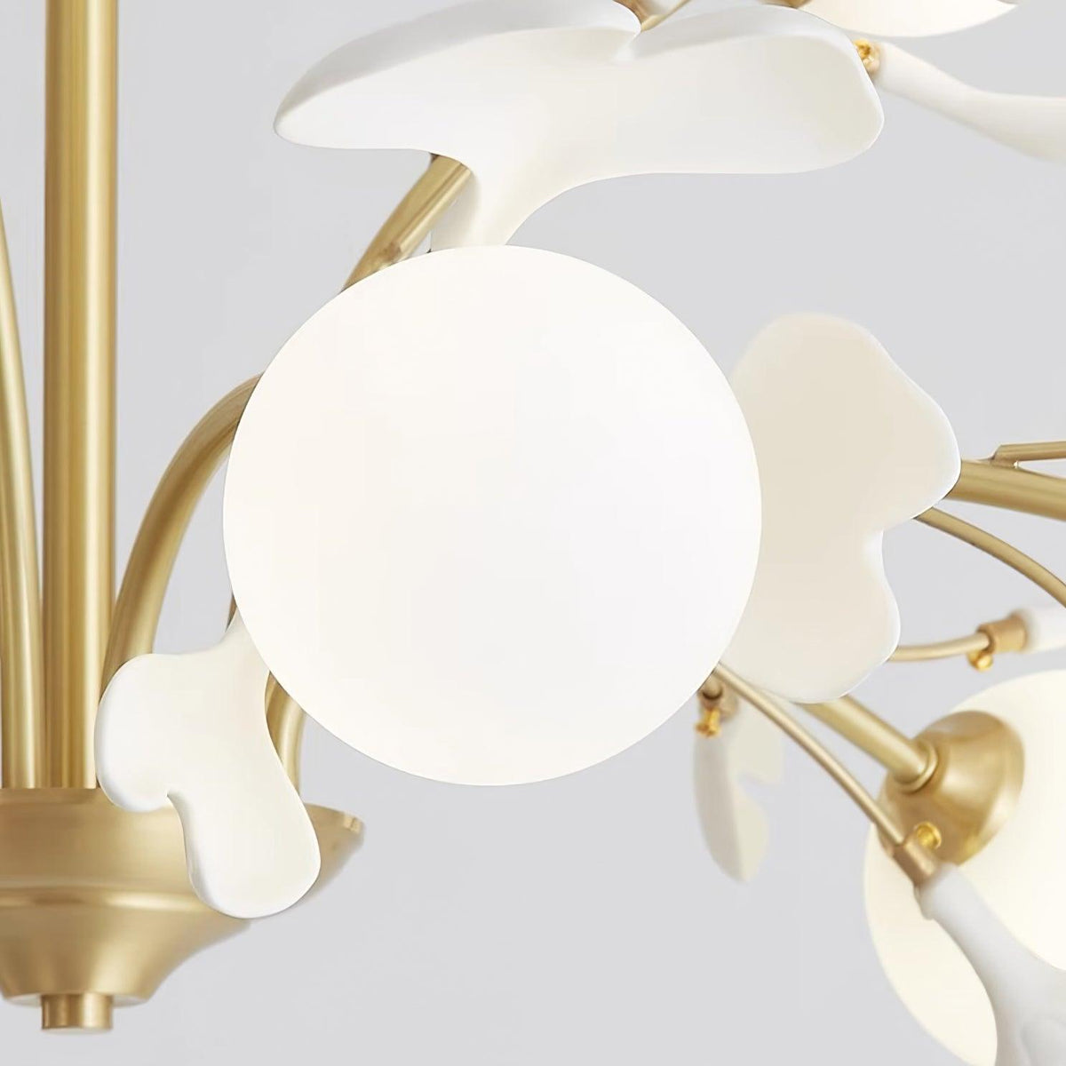Ginkgo candelabru  cu globuri din sticlă mată