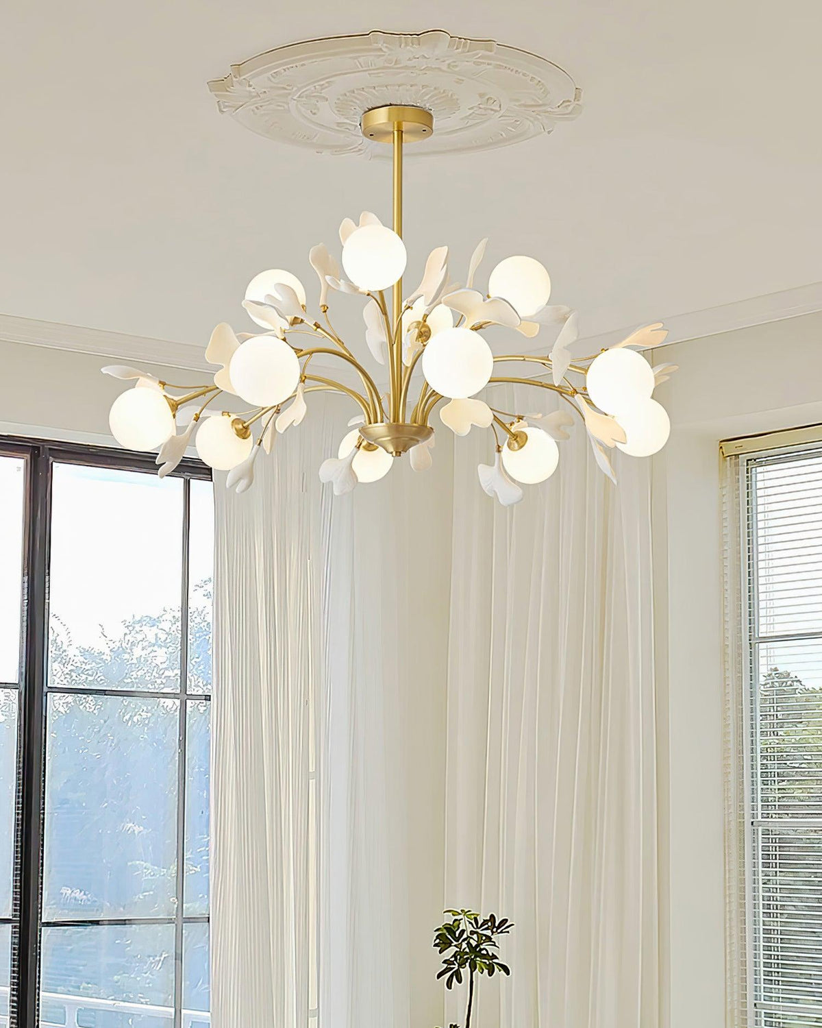 Ginkgo candelabru  cu globuri din sticlă mată