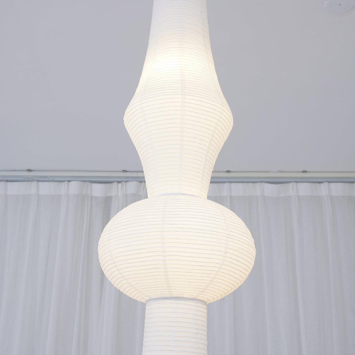 Faye lampă suspendată din hârtie, sculpturală, verticală