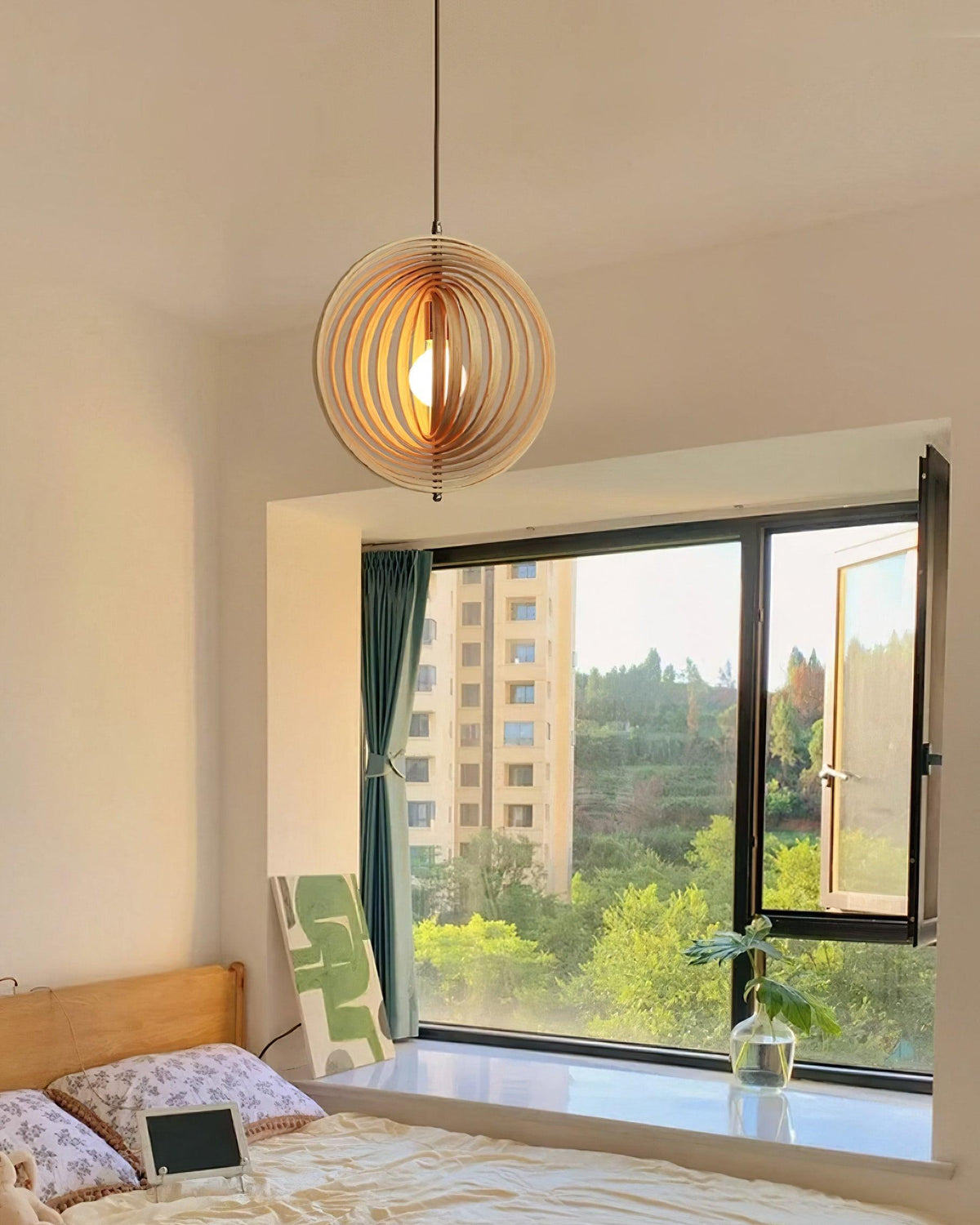 Lampă suspendată din lemn cu inele și sferă, design organic minimalist
