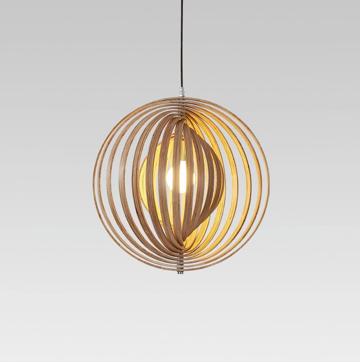 Lampă suspendată din lemn cu inele și sferă, design organic minimalist