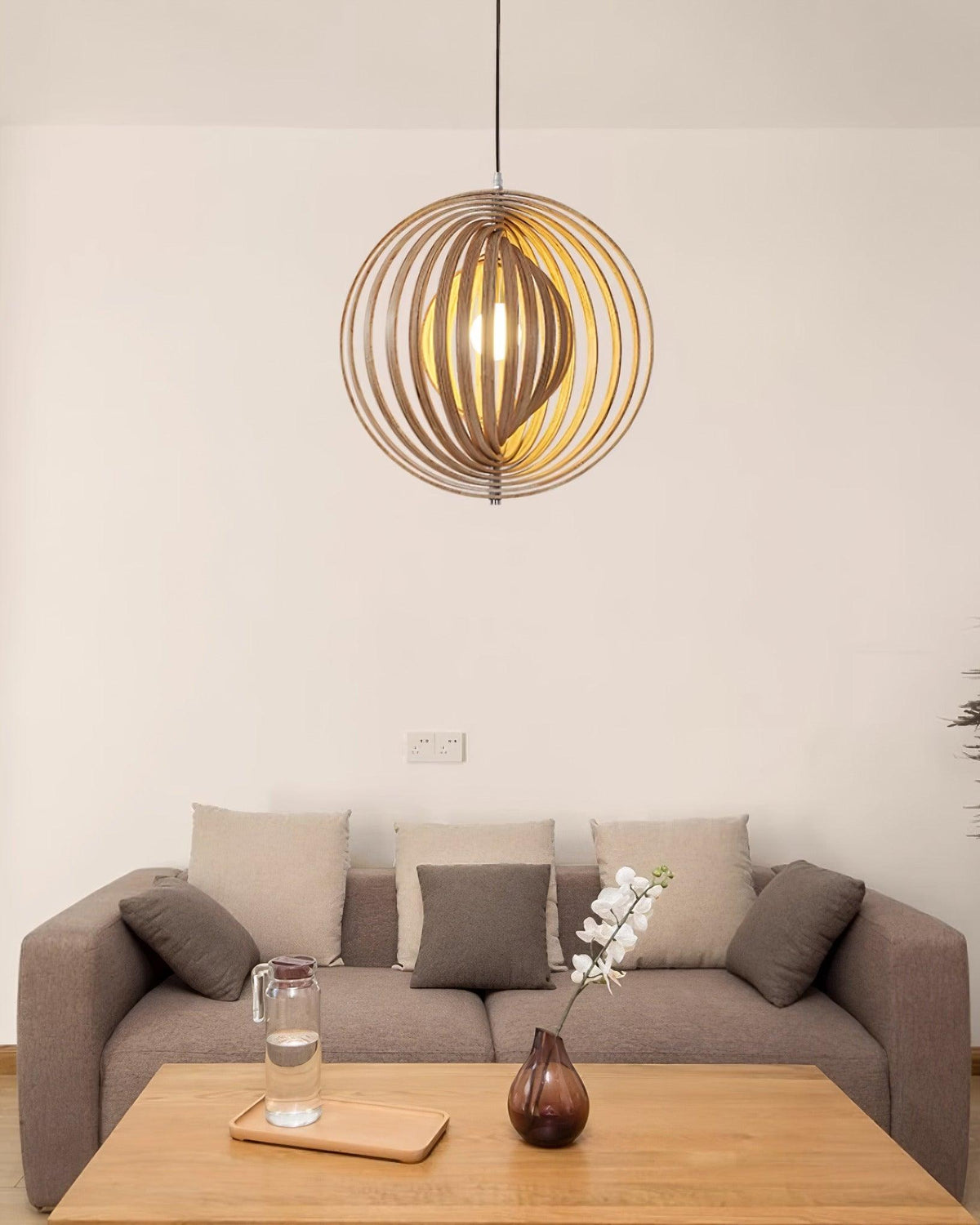 Lampă suspendată din lemn cu inele și sferă, design organic minimalist