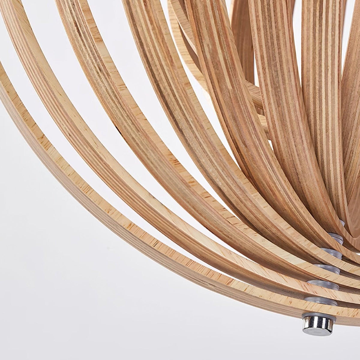 Lampă suspendată din lemn cu inele și sferă, design organic minimalist