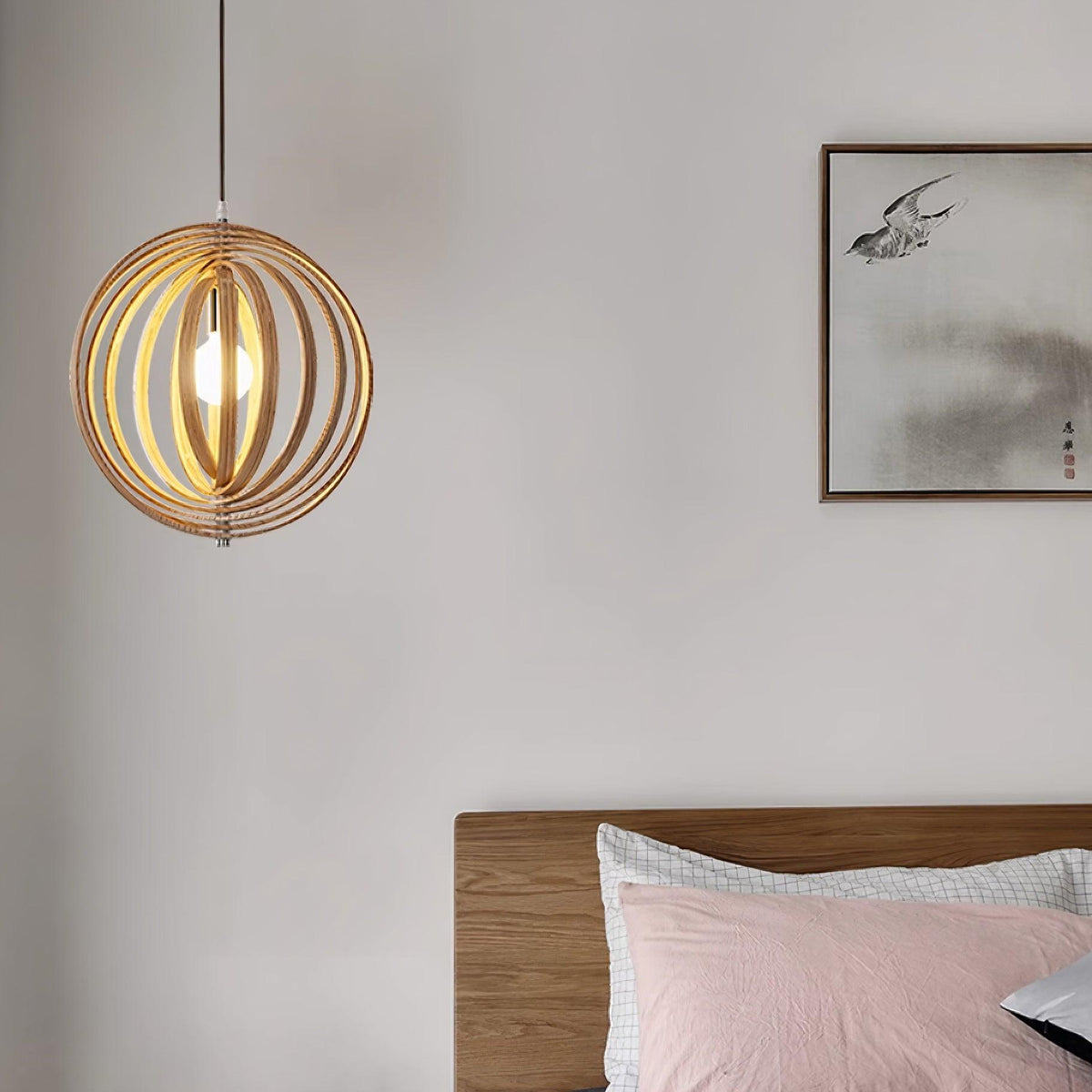 Lampă suspendată din lemn cu inele și sferă, design organic minimalist