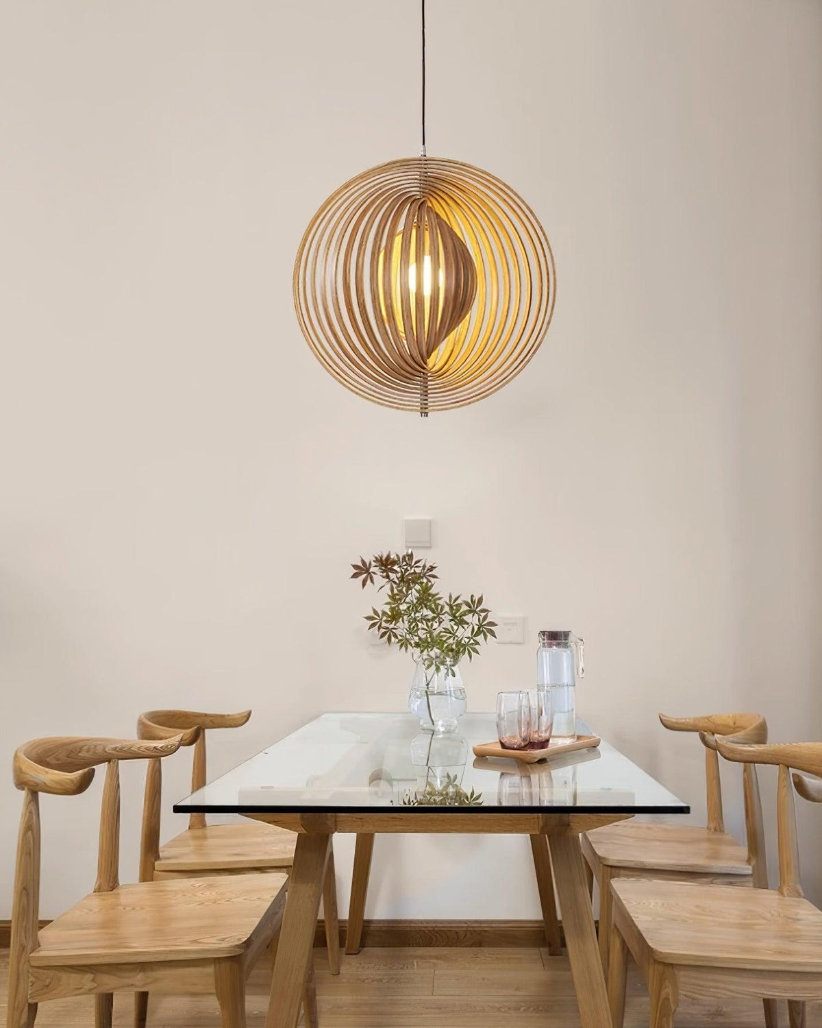Lampă suspendată din lemn cu inele și sferă, design organic minimalist