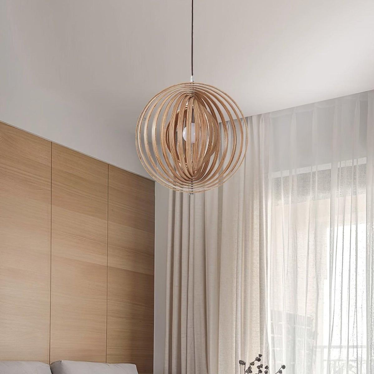 Lampă suspendată din lemn cu inele și sferă, design organic minimalist