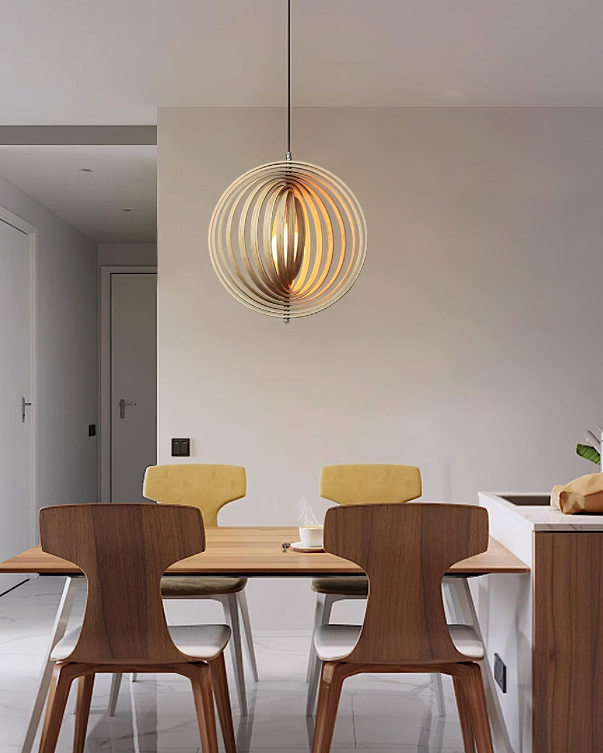 Lampă suspendată din lemn cu inele și sferă, design organic minimalist