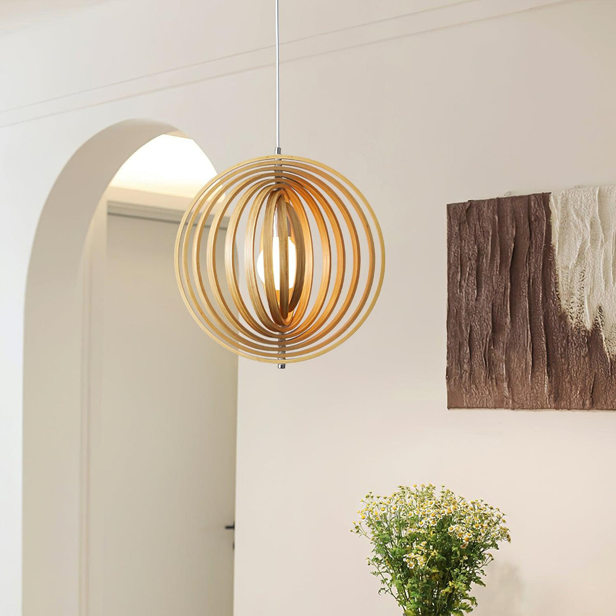 Lampă suspendată din lemn cu inele și sferă, design organic minimalist