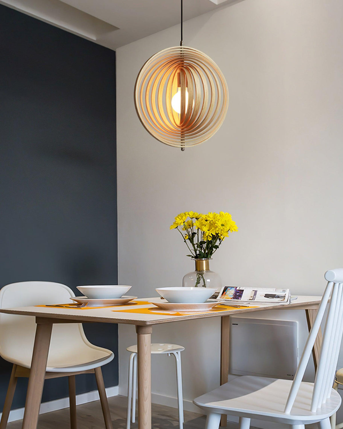 Lampă suspendată din lemn cu inele și sferă, design organic minimalist