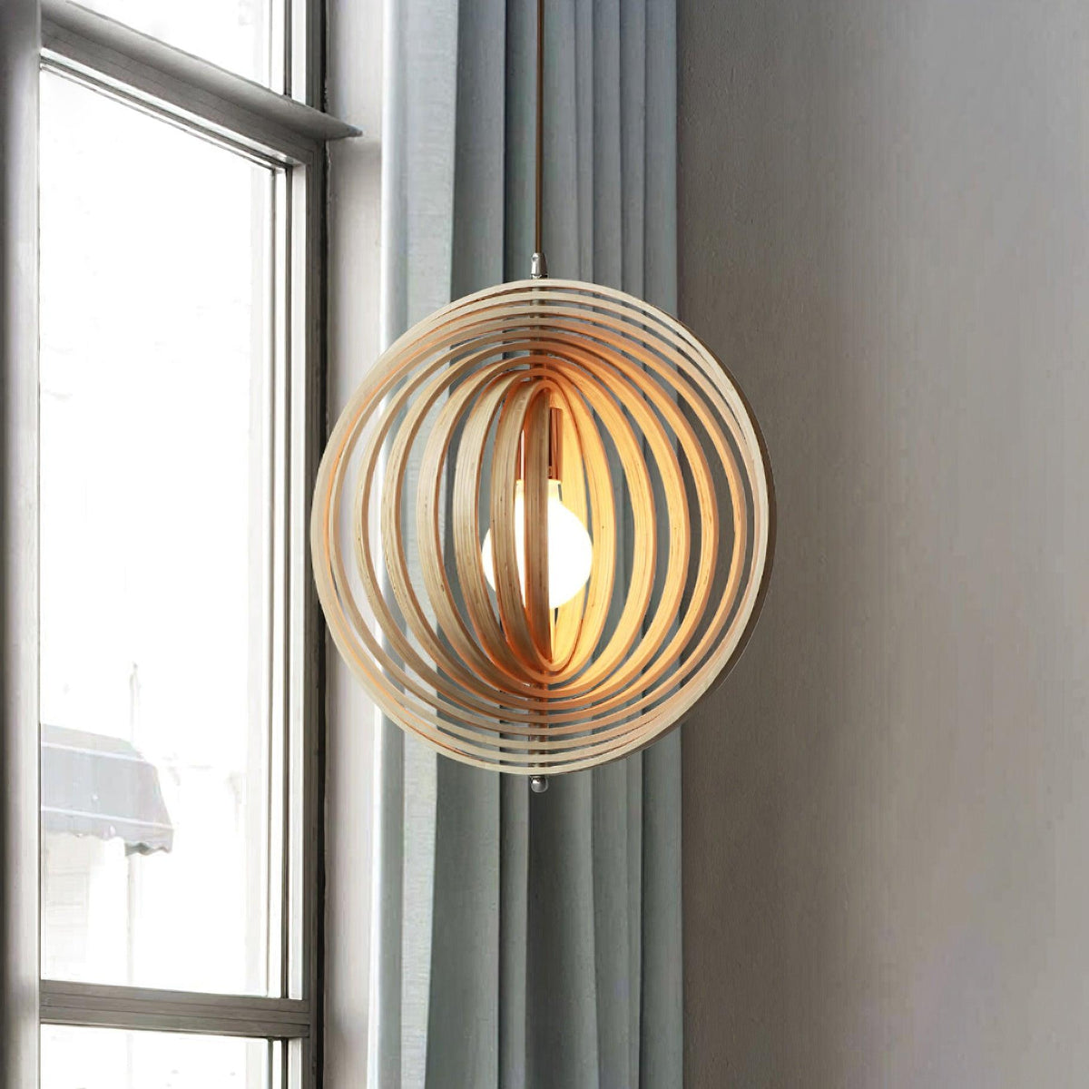 Lampă suspendată din lemn cu inele și sferă, design organic minimalist