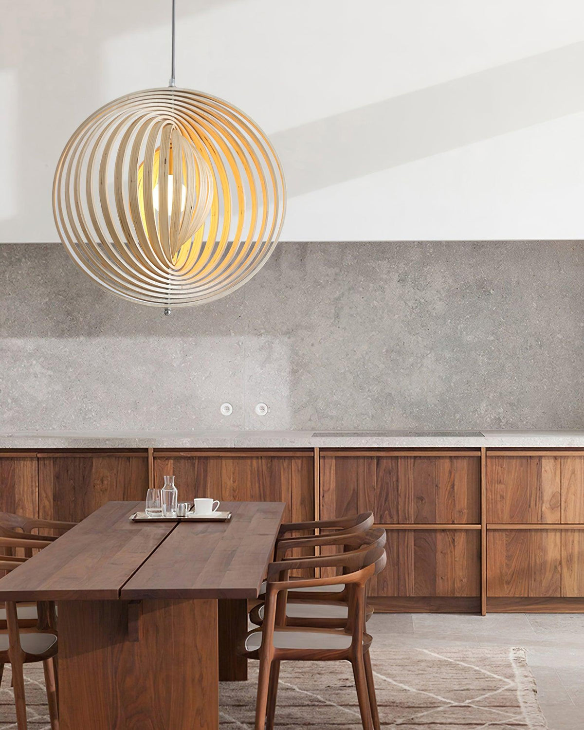 Lampă suspendată din lemn cu inele și sferă, design organic minimalist