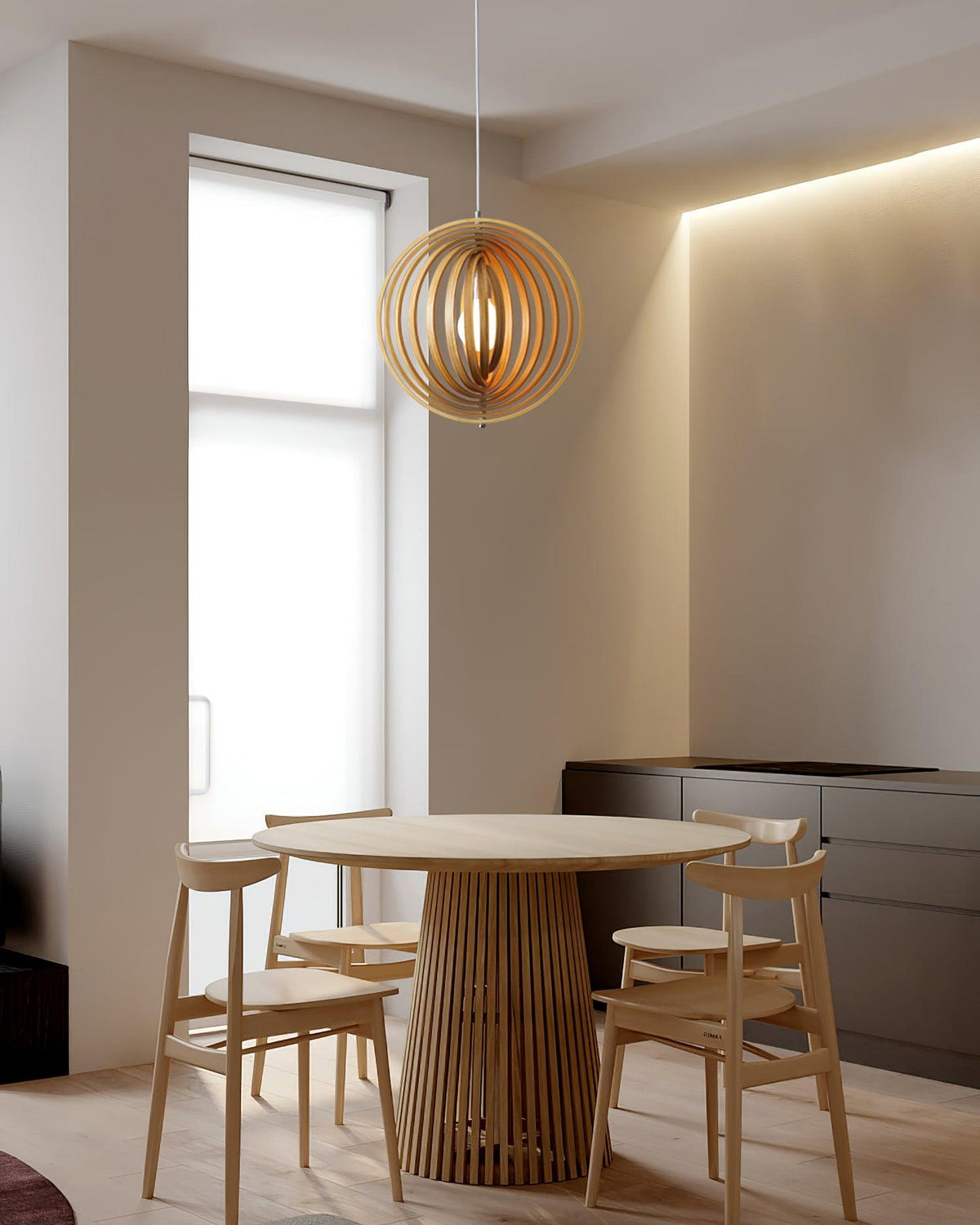 Lampă suspendată din lemn cu inele și sferă, design organic minimalist