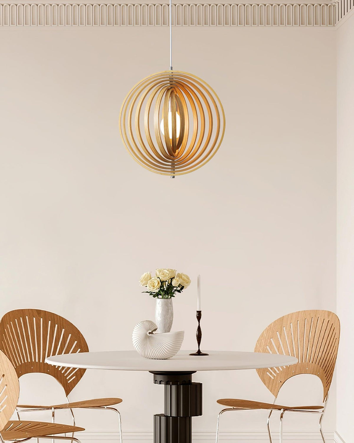 Lampă suspendată din lemn cu inele și sferă, design organic minimalist