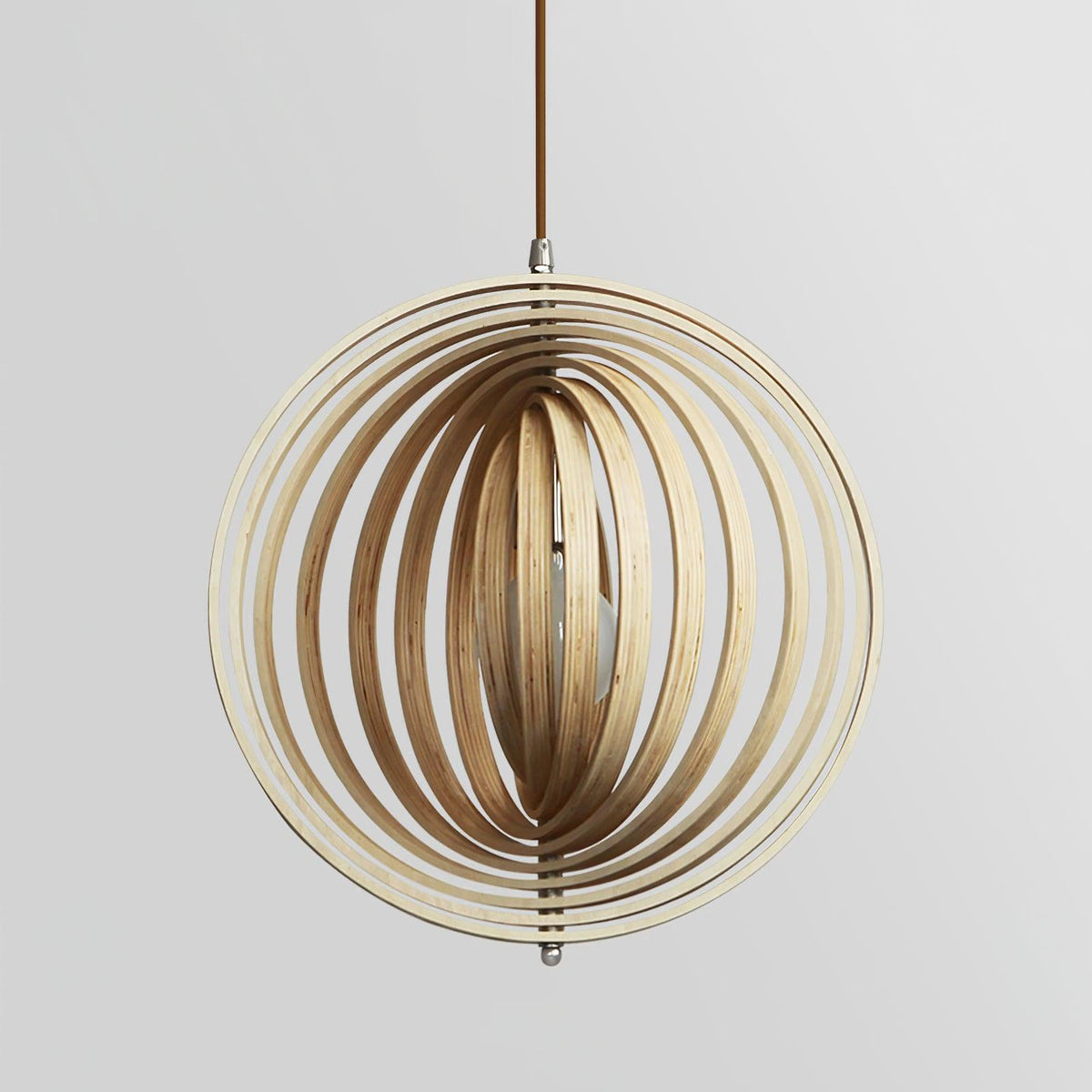 Lampă suspendată din lemn cu inele și sferă, design organic minimalist