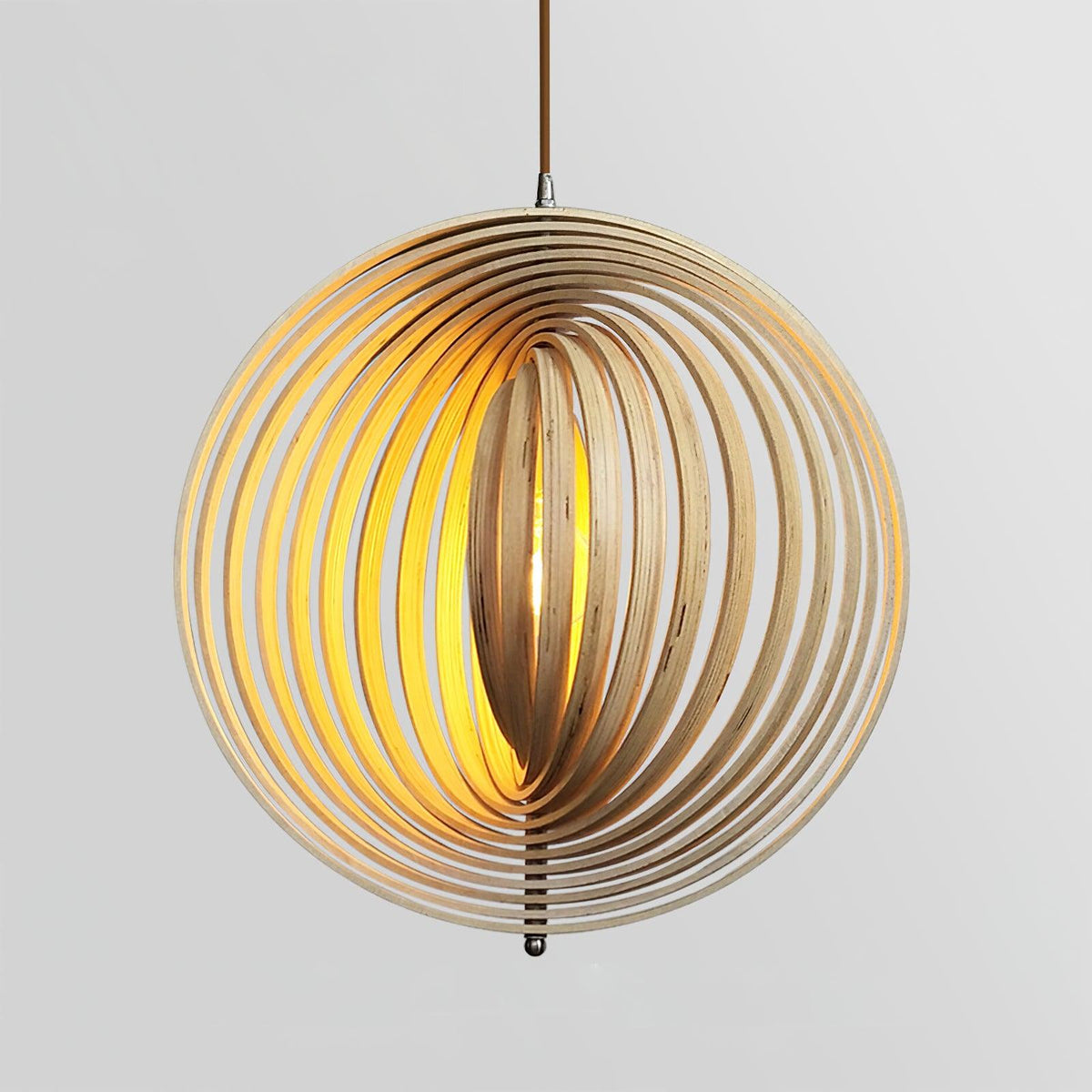 Lampă suspendată din lemn cu inele și sferă, design organic minimalist