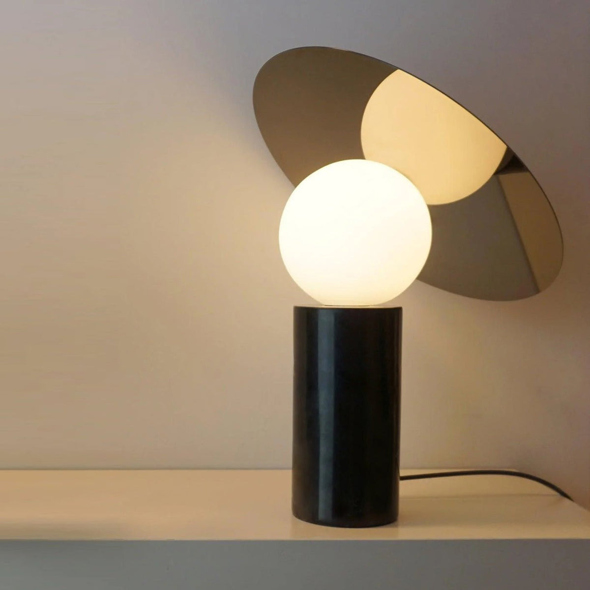 Dila lampă de masă minimalistă din marmură