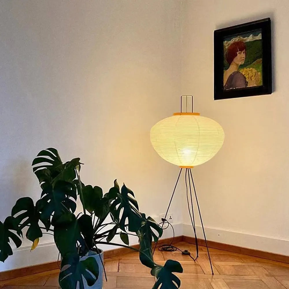 Renée lampadar alb din hârtie, minimalist, cu bază tip trepied, în formă de lanternă